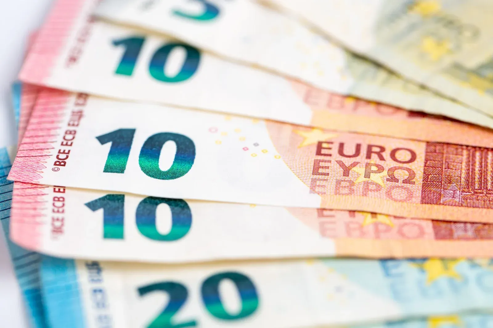 Billetes de euro para calcular el precio de los audífonos en 2026